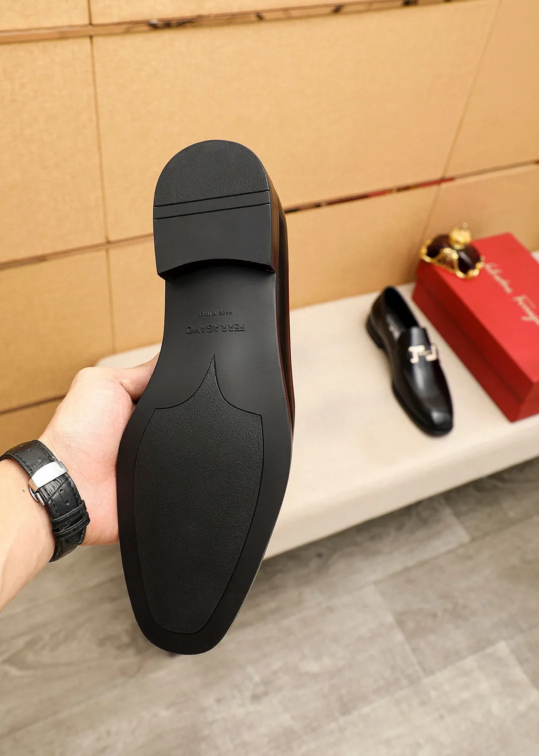 Men's shoes💰460💰 Product trademark: Ferragamo "Ferragamo" casual leather shoes Regular size: 38-44 (45🉑️customized) Product materials: Selected imported first-layer open-edge beaded cowhide leather upper + luxury hardware buckle, imported water-dyed cowhide leather lining. Strong three-dimensional visual effect, original outsole color: 1⃣️color optional